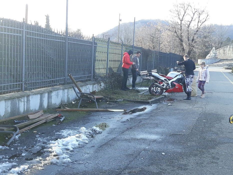 Pensionarul lovit de motociclist este în comă
