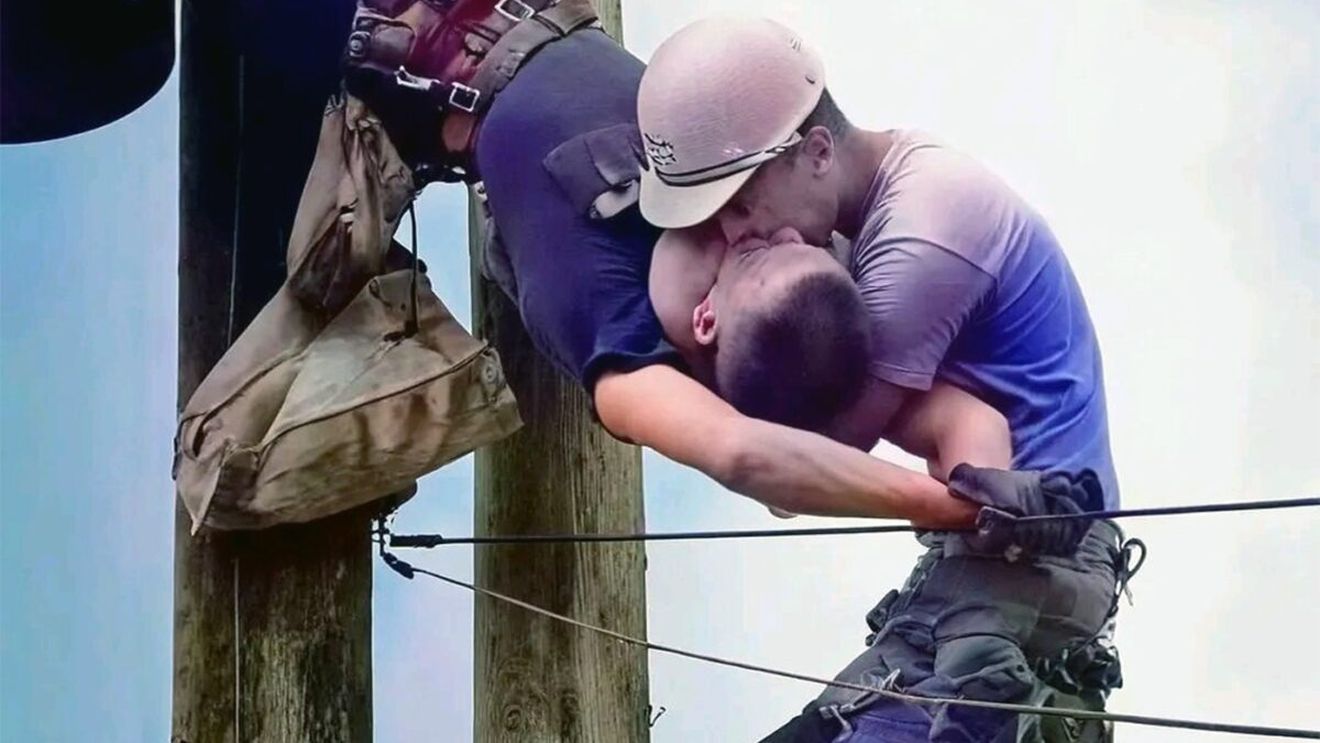Povestea "Sărutului vieții" - cea mai emoționantă fotografie din istorie, cu un electrician electrocutat și colegul său care încearcă să-l mențină în viață