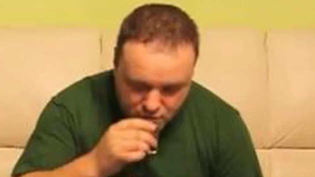 VIDEO Cel mai tare maramuresean de pe net! Te invata cum sa bei un pahar de tuica fara sa mori! Sfaturile lui sunt aur pentru sarbatori!