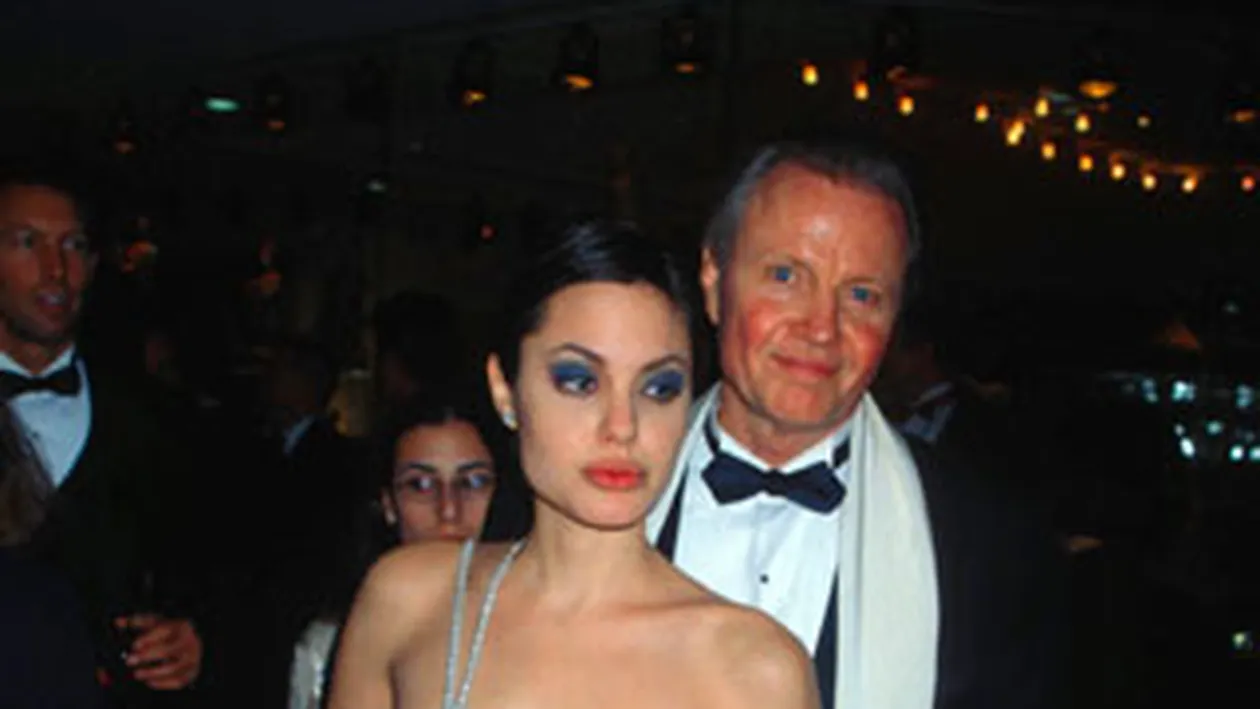VEZI AICI Cum arata Angelina Jolie cand avea 10 ani