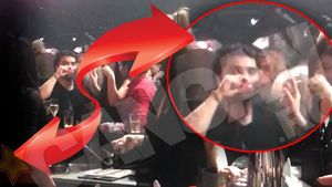 Ingredientele unei seri perfecte pentru Pepe: "Shot-ul, discoteca si bruneta"! Si-a facut curaj cu o tequila si "atacat" o bruneta