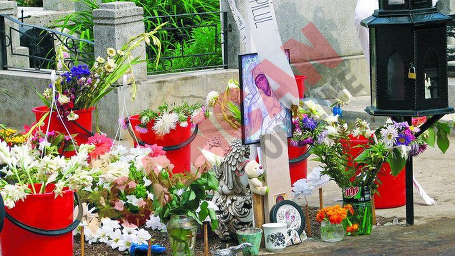Tatal Madalinei Manole nu-si revine dupa moartea fiicei!Vine zilnic la cimitir