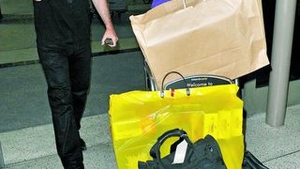 Si-a lasat nevasta sa care bagajele!