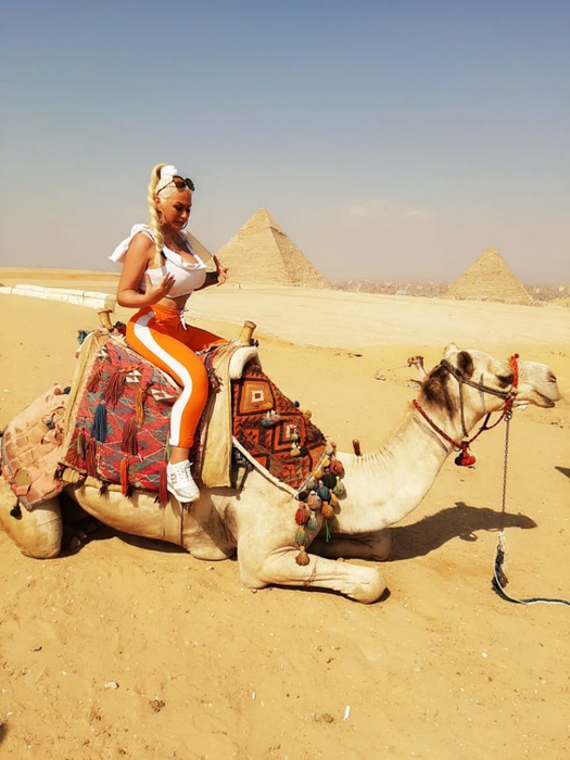 Lenna Horvath, sexy printre piramide! Ținuta cu care i-a înnebunit pe arabi
