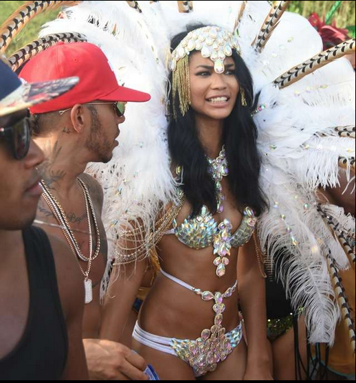 Au făcut-o lată! După ce supermodelul CHANEL IMAN, iubita pilotului LEWIS HAMILTON, a apărut goală într-un film, acum cei doi au dansat pe străzi aproape complet dezbrăcaţi!