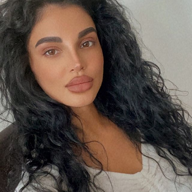 Fie că îmbracă un costum de baie, un body mulat sau o ținută elegantă, Beatrice este mereu la înălțime