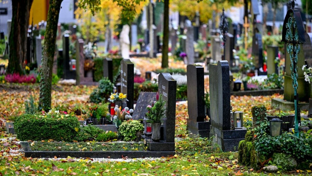 O femeie bogată a furat florile și jucăriile dintr-un cimitir, timp de 7 luni. După o înscenare ca în filme, polițiștii au aflat de ce o făcea