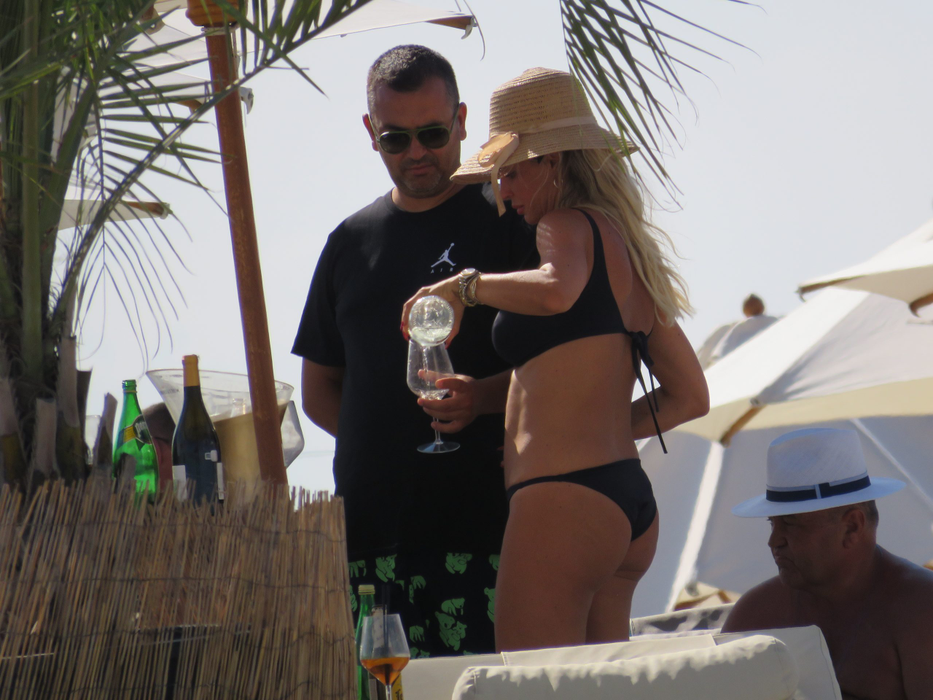 Lucian Mitrea a așteptat să i se umple paharul, la propriu. Andreea Bănică, „somelier” de serviciu