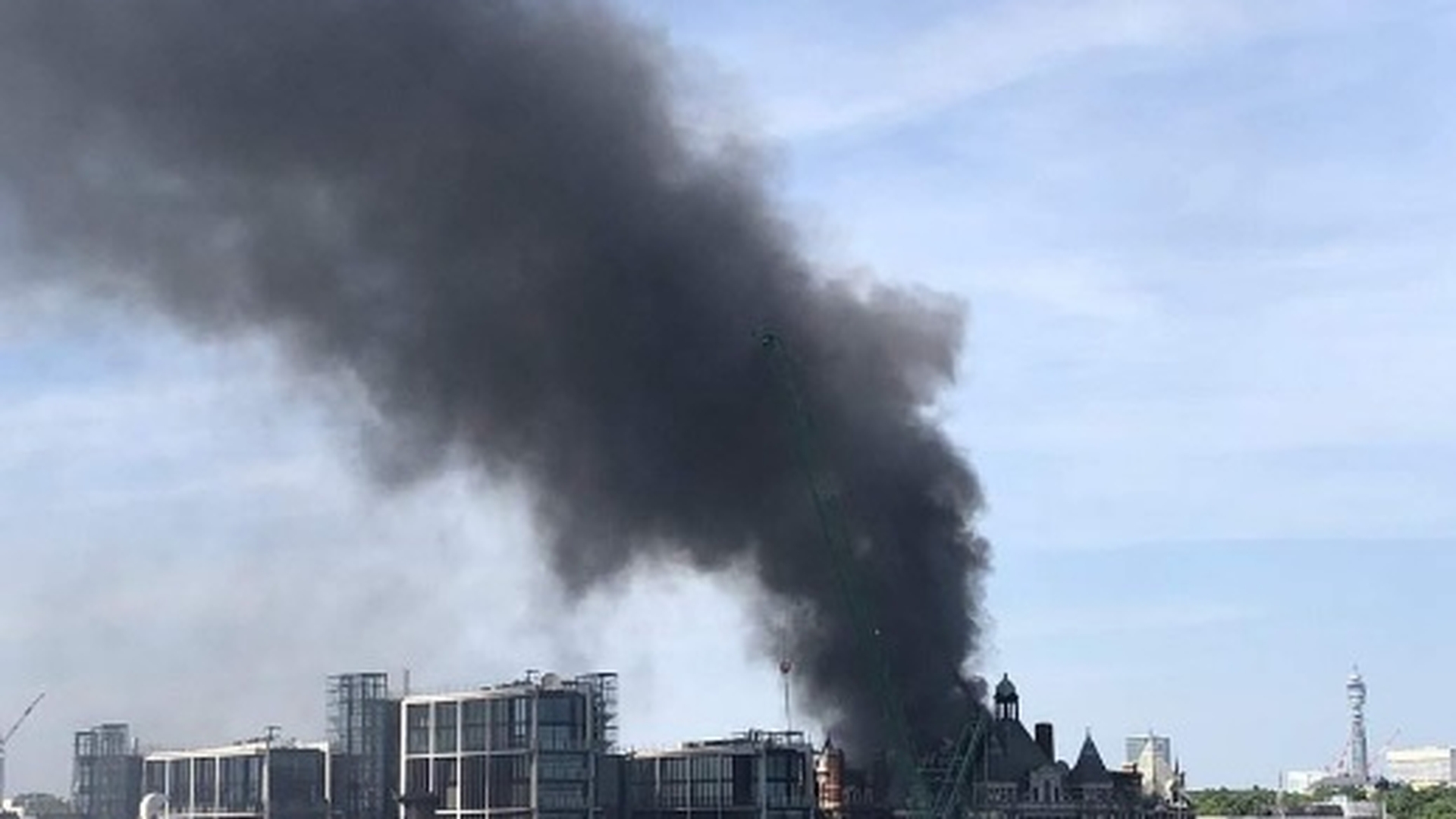 Incendiu de prorporții în Londra! 100 de pompieri au fost la fața locului