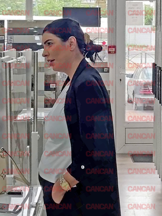 Bruneta este foarte atentă la discuții, în magazinul de bricolaj / sursă foto: CANCAN.RO