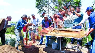 Au dezgropat-o pe femeia ucisa prin infometare