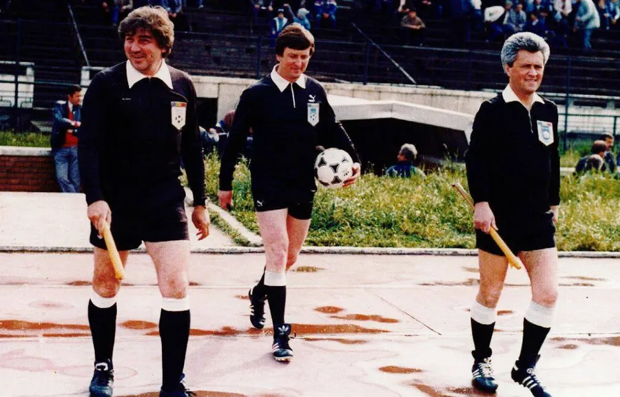 Ion Velea (stânga) ar putea scrie o carte despre toate amintirile din fotbal