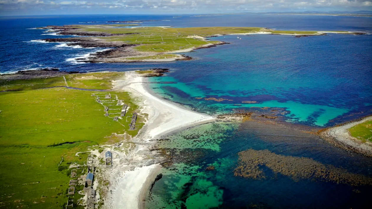 Insula secretă a Irlandei, complet abandonată: plaje cu nisip alb, ape turcoaz și faună sălbatică la doar câțiva kilometri de țărm
