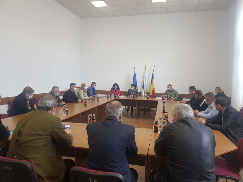 Primarul din Potcoava s-a îmbrăcat elegant, și-a pus drapelul pe piept și a anunțat online că a fost testat pozitiv cu COVID-19 | VIDEO