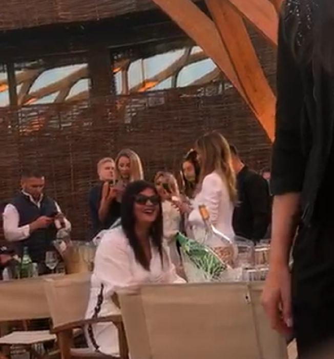 Bianca Drăgușanu alături de Tristan Tate și câțiva priteneni la Nuba
