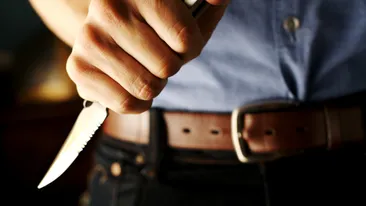 Un bărbat din Constanța şi-a înjunghiat de mai multe ori soţia în gât, apoi a sesizat Poliţia
