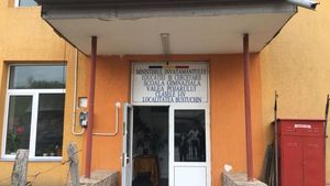 Educatoarea care a scris cu pixul pe fruntea unui copil de patru ani explică gestul: "L-am făcut pentru a stăvili pornirea acelui copil de a mai deteriora..." Ce spune tatăl micuțului