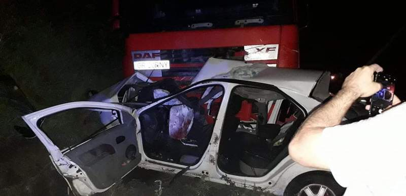 VIDEO. Accident teribil lângă Craiova. O şoferiţă a ajuns cu mașina sub un TIR. „Am încercat să o salvez, dar…!”