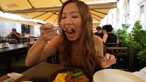 Reacția acestei americance de origine asiatică, după ce a mâncat prima dată sarmale cu mămăligă, în România. A plătit 69.50 lei pentru această porție