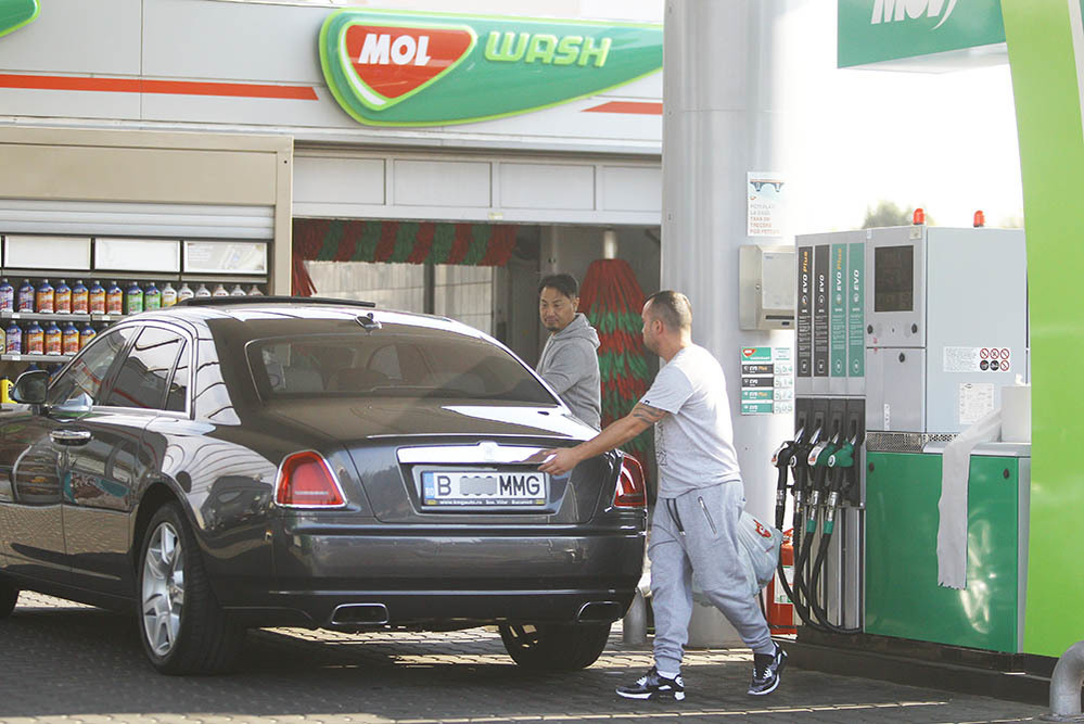 Şoferul pune plasele în portbagaj