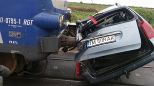 O şoferiţă a scăpat cu viaţă după ce autoturismul ei a fost lovit în plin de un tren! E incredibil ce a salvat-o pe femeie