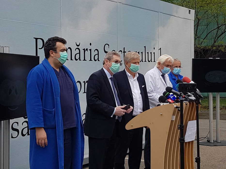 Daniel Tudorache, primarul Sectorului 1, alături de profesorul Adrian Streinu-Cercel, managerul Institutului ”Matei Balș”