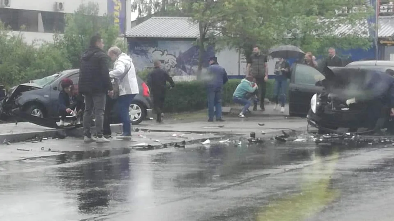 Accident rutier grav în Pitești. Patru autoturisme s-au ciocnit. Una dintre victime este încarcerată