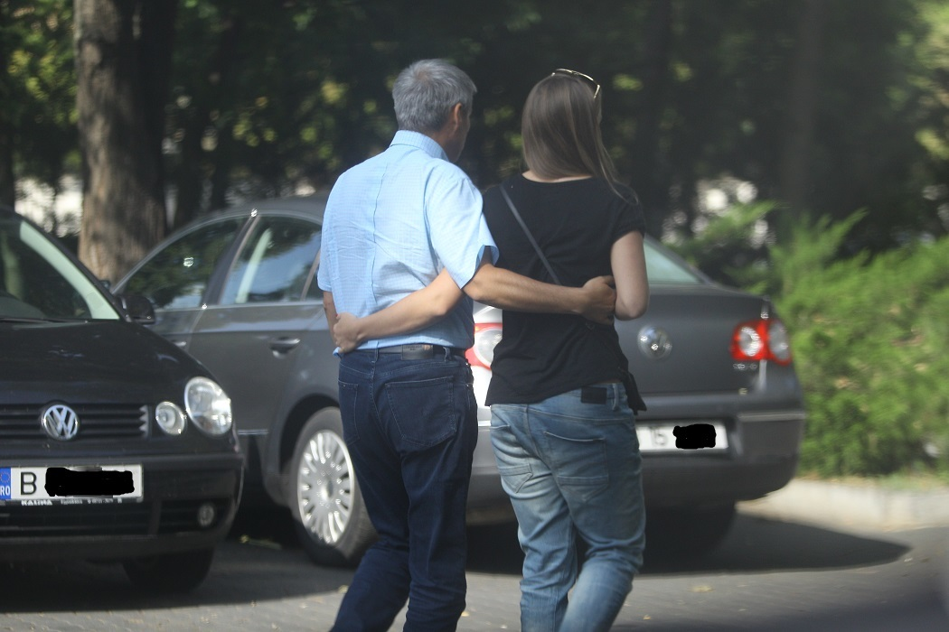 Cei doi s-au plimbat, înlănţuiţi, prin Herăstrău