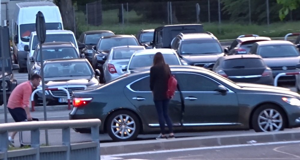 Robert Negoiță și mai tânăra lui iubită au fost așteptați cu un bolid de lux la aeroport