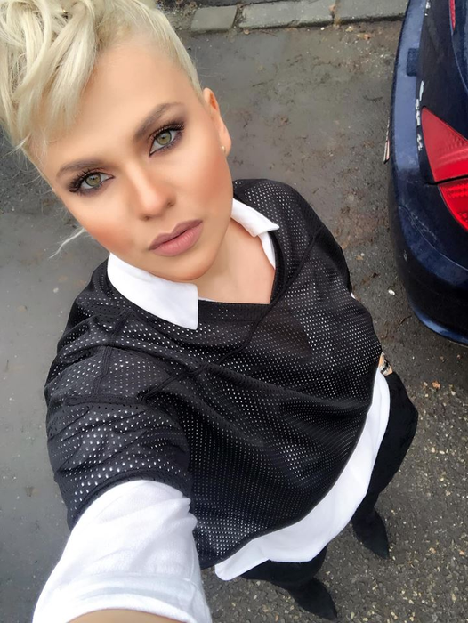 O cântăreață din România a suferit un accident de mașină! Care este starea ei