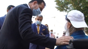 Incident cu Ludovic Orban după ieșirea de la vot: ce i-a spus un bărbat în scaunul cu rotile