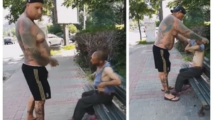 Ce s-a întâmplat cu un cerșetor care stătea pe o bancă, după ce a întâlnit un bărbat tatuat și plin de mușchi. Toți trecătorii au rămas fără cuvinte
