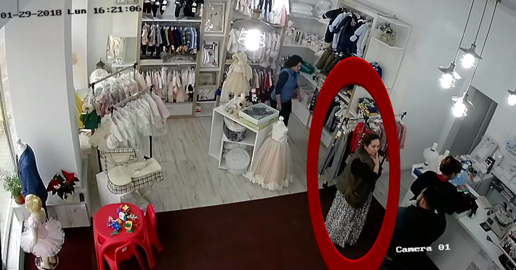 "Şefa" îşi atenţionează complicii ducând mâna la nas
