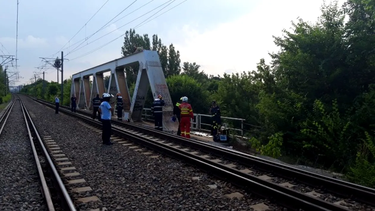 O persoană a fost electrocutată pe podul CFR din Parcul Herăstrău