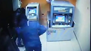 VIDEO Incredibil! O banda de hoti a reusit sa sparga un bancomat in mai putin de un minut! Vezi cum au lucrat baietii!