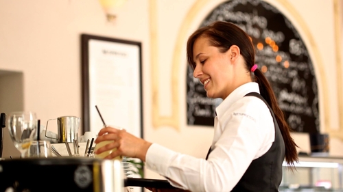 O chelneriță a primit un bacșiș de 1.000 de dolari. Clientul generos i-a lăsat și un mesaj de-a dreptul uimitor