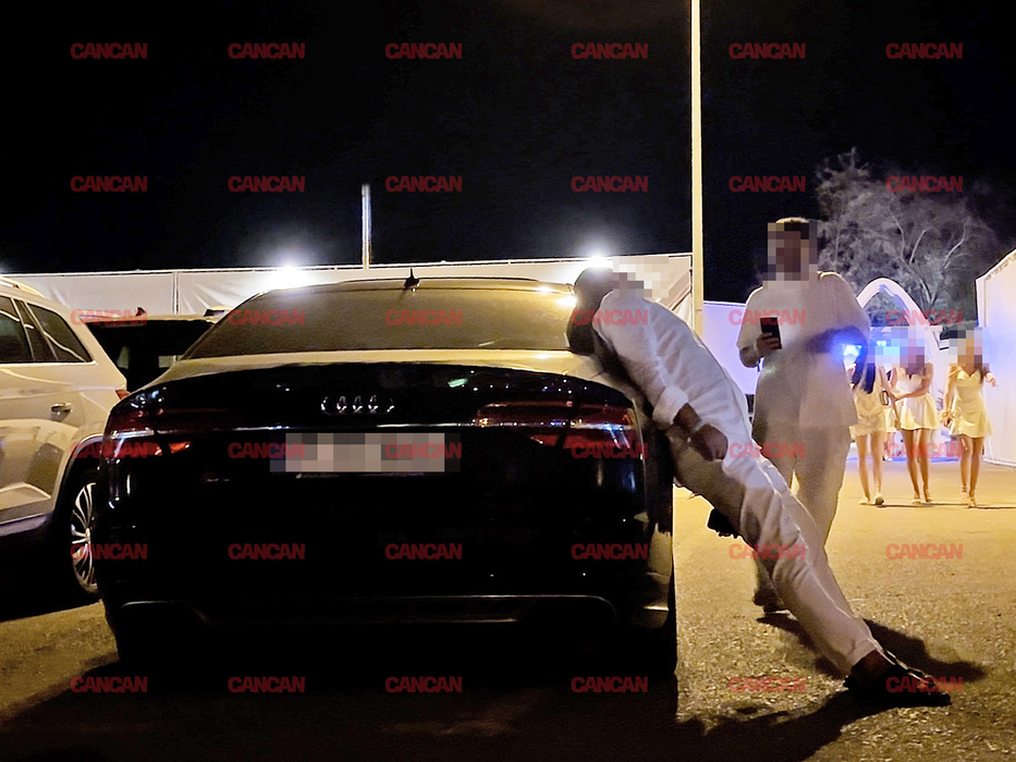 Momentul în care Audi-ul a devenit, oficial, mobilier de sprijin. Prietenul supraveghează operațiunea, telefonul e pregătit pentru istorie.