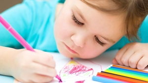 Fetița a făcut un desen pentru mama ei. Când femeia l-a văzut nu a știut cum să reacționeze „Lasă-l să-l vadă și tati”