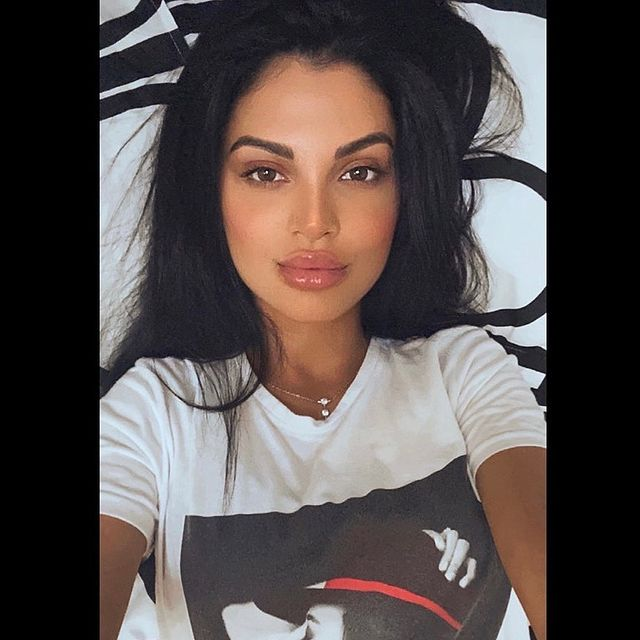 Fie că îmbracă un costum de baie, un body mulat sau o ținută elegantă, Beatrice este mereu la înălțime