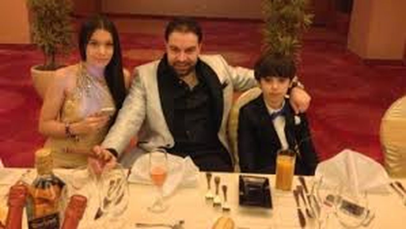 Fiica lui Salam, filmata cu paharul in mana! Vezi aici imaginile care il vor infuria pe manelist:"Nu ai voie sa bei!"