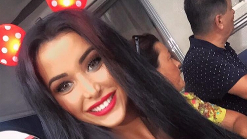 DANIELA CRUDU s-a pozat într-un costum de baie inedit care i-a lăsat zona intimă la vedere! Ce mesaj era scris pe el