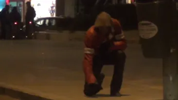 Ritual ciudat la Kilometrul 0 al Bucurestiului! Un biker s-a batut cu un stalp, apoi s-a incarcat cu energie din pamant!