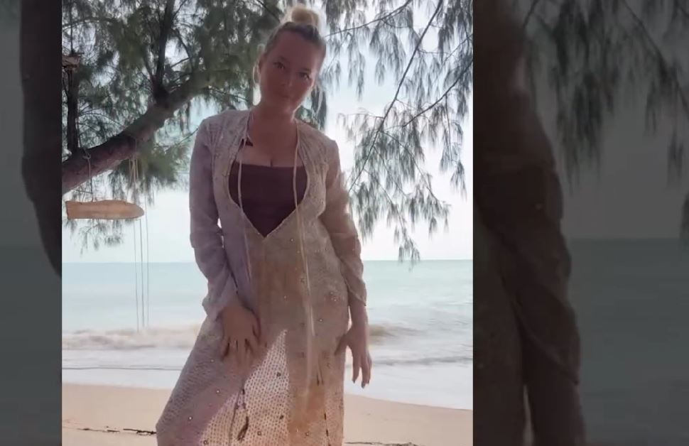 Cum arată Laura Cosoi în costum de baie, după 4 nașteri. Fanii au crezut că nu văd bine!