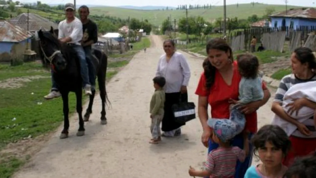 Satul Crucea, singurul loc din România unde toate femeile sunt gravide. Cum s-a ajuns la una ca asta