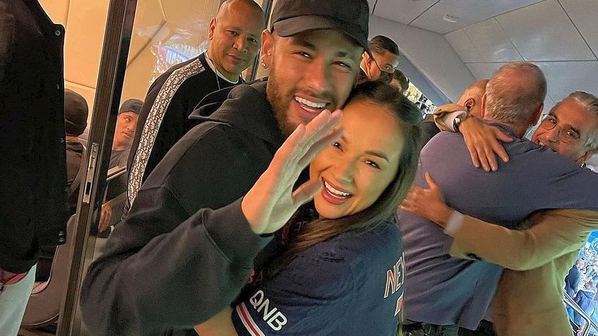 Vlăduța Lupău, întâlnire de gradul zero la Paris! Artista, în brațele lui Neymar pe stadionul Parc des Princes. „Dacă îți dorești cu adevărat ceva se întâmplă”