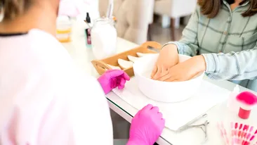 Ce salariu are o manichiuristă în 2026. Cât câștigă lunar