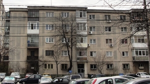 Vecina făcea amor seară de seară, iar el nu a mai suportat. Vezi ce mesaj original i-a lăsat pe ușă