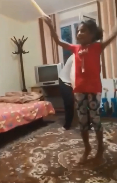 Noi imagini cu Sorina, fetița luată de mascați! Cum a fost filmată alături de mama ei adoptivă