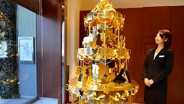 Cel mai scump pom de Crăciun din lume! Este complet din aur şi costă peste 4 milioane de dolari! Îţi imaginezi cu ce e decorat?
