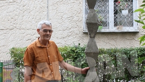 Trecatorii raman cu gura cascata. Ce a facut un pensionar din Bucuresti in curtea blocului